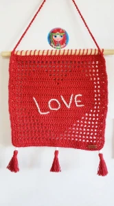 Banner / Enfeite de Parede Love em Crochê - Artesanato e Personalizados
