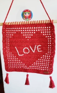 Banner / Enfeite de Parede Love em Crochê - Artesanato e Personalizados