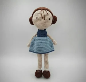 Boneca Amigurumi - Lara - Artesanato e Personalizados