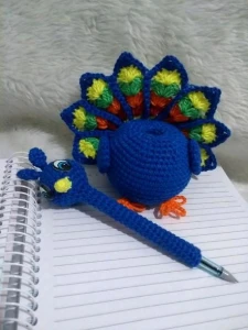 Amigurumi Pavão , porta caneta - Artesanato e Personalizados