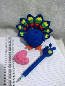 Amigurumi Pavão , porta caneta - Artesanato e Personalizados