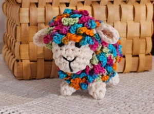 Mini Carneirinho Fofo, feito a mão em croche sob encomenda - Artesanato e Personalizados