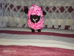 Mini Carneirinho Fofo, feito a mão em croche sob encomenda - Artesanato e Personalizados