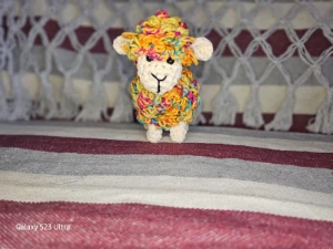 Mini Carneirinho Fofo, feito a mão em croche sob encomenda - Artesanato e Personalizados
