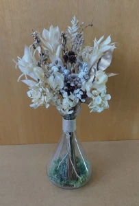 Buque com flores desidratadas com vaso - Artesanato e Personalizados