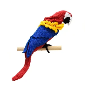 Arara vermelha e amarela em amigurumi - Artesanato e Personalizados