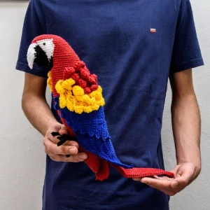 Arara vermelha e amarela em amigurumi - Artesanato e Personalizados
