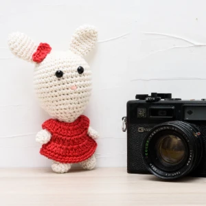 Coelha de vestido rosa pink em amigurumi - Artesanato e Personalizados
