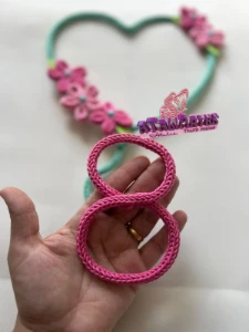 Mêsversário arco-iris, borboletas + Nome de tricotin - Artesanato e Personalizados