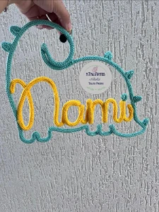 Porta Maternidade Dinossauro Personalizado em Tricotin - Artesanato e Personalizados