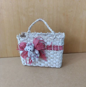 Sacolinha de palha com ursinha de vestido florido - Artesanato e Personalizados