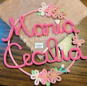 Porta Maternidade Guirlanda Florida Nome Composto Tricotin - Artesanato e Personalizados