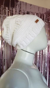 Gorro Caído em Lã de Crochê - Artesanato e Personalizados