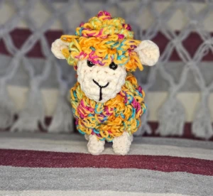 Mini Carneirinho Fofo Colorido, feito a mão em croche