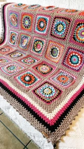 Manta Quadrada Multicolorida em Crochê - Artesanato e Personalizados