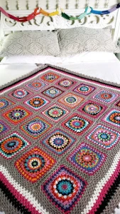 Manta Quadrada Multicolorida em Crochê - Artesanato e Personalizados
