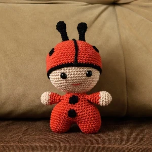 Bebê Joaninha em amigurumi - Artesanato e Personalizados