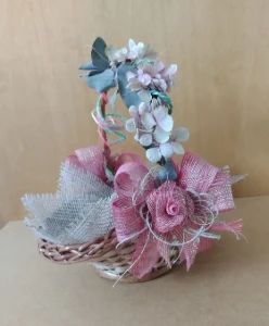 Cesta de Florista decorada com laços e flor de juta - Artesanato e Personalizados