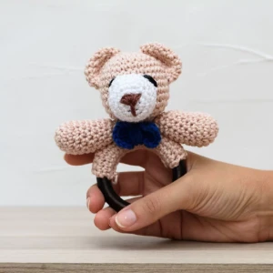 Chocalho Ursinho Gravata Amigurumi - Artesanato e Personalizados