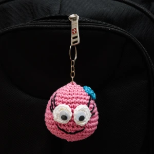 Chaveiro Carinha Feliz Médio em Amigurumi - Artesanato e Personalizados