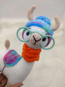 Amigurumi Lhama em Crochê com cachecol em tricô - Artesanato e Personalizados