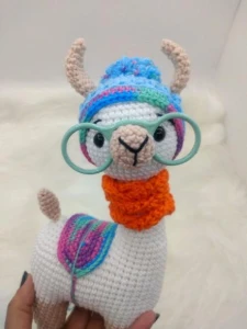 Amigurumi Lhama em Crochê com cachecol em tricô - Artesanato e Personalizados