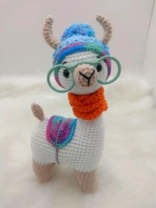 Amigurumi Lhama em Crochê com cachecol em tricô - Artesanato e Personalizados