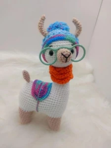Amigurumi Lhama em Crochê com cachecol em tricô - Artesanato e Personalizados