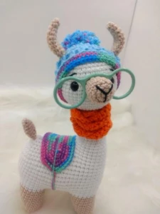 Amigurumi Lhama em Crochê com cachecol em tricô - Artesanato e Personalizados