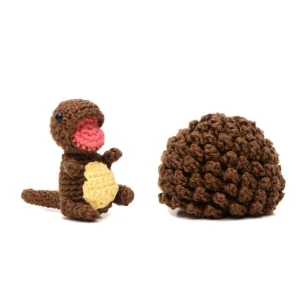Ovo com filhote de dinossauro marrom em amigurumi - Artesanato e Personalizados