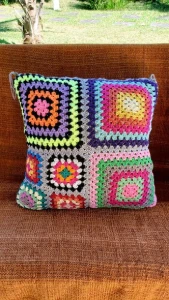 Capa de Almofada Dupla Face em Crochê Multicolorida - Artesanato e Personalizados