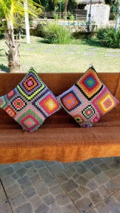 Capa de Almofada Dupla Face em Crochê Multicolorida - Artesanato e Personalizados