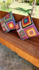 Capa de Almofada Dupla Face em Crochê Multicolorida - Artesanato e Personalizados