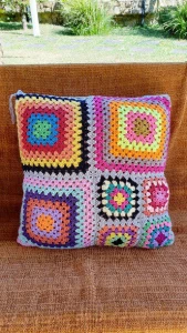 Capa de Almofada Dupla Face em Crochê Multicolorida - Artesanato e Personalizados