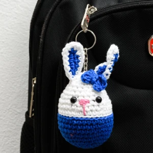 Chaveiro Coelho no Ovo Azul - Artesanato e Personalizados