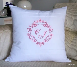 Capa de Almofada 45x45 com Monograma Personalizado - Artesanato e Personalizados