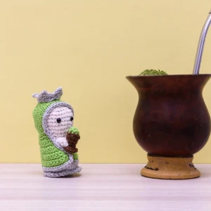Mini Nossa Senhora do Chimarrão em amigurumi - Artesanato e Personalizados