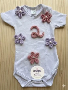 Body Mêsversário com Flores ou Laços de Tricotin - Artesanato e Personalizados