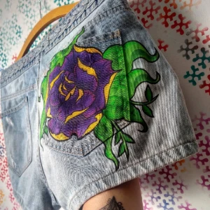 Short jeans THArt Rosa customizado - Artesanato e Personalizados