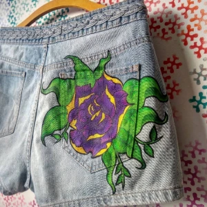 Short jeans THArt Rosa customizado - Artesanato e Personalizados