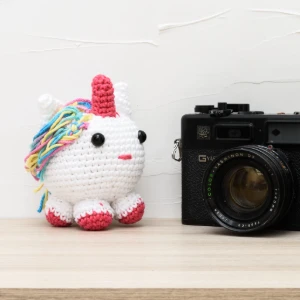 Unicórnio Bola Rosa Escuro em Amigurumi - Artesanato e Personalizados