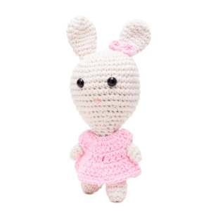 Coelha de vestido rosa claro em amigurumi - Artesanato e Personalizados