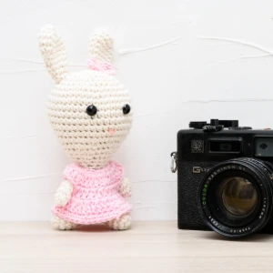 Coelha de vestido rosa claro em amigurumi - Artesanato e Personalizados