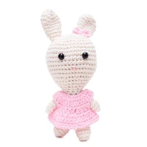 Coelha de vestido rosa claro em amigurumi - Artesanato e Personalizados