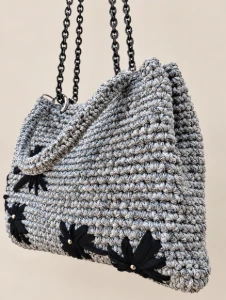 Bolsa de crochê Antonela cinza com flores pretas - Artesanato e Personalizados