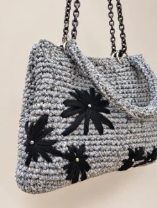 Bolsa de crochê Antonela cinza com flores pretas - Artesanato e Personalizados