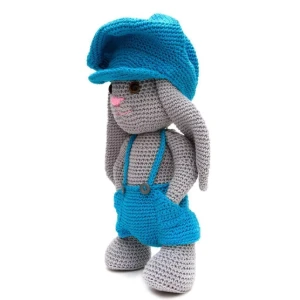 Coelho de boné Tobias em amigurumi - Artesanato e Personalizados