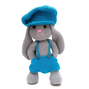Coelho de boné Tobias em amigurumi - Artesanato e Personalizados