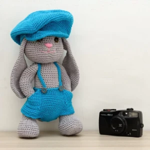 Coelho de boné Tobias em amigurumi - Artesanato e Personalizados