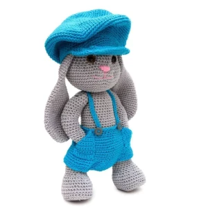 Coelho de boné Tobias em amigurumi - Artesanato e Personalizados